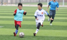 足球比赛中队员实力擒敌，取得胜利