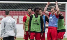 埃及队在友谊赛中遭遇对手围攻