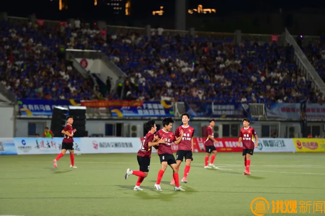 刺激足球比赛现场球员们拼尽全力拼抢球权