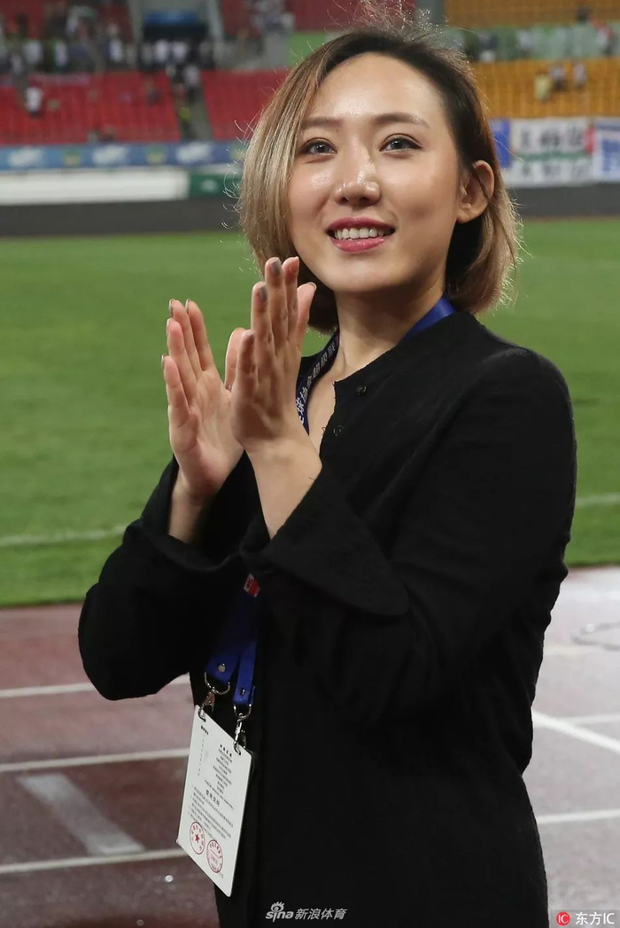 包含披荆斩棘：女子足球队决心斗志昂扬的词条