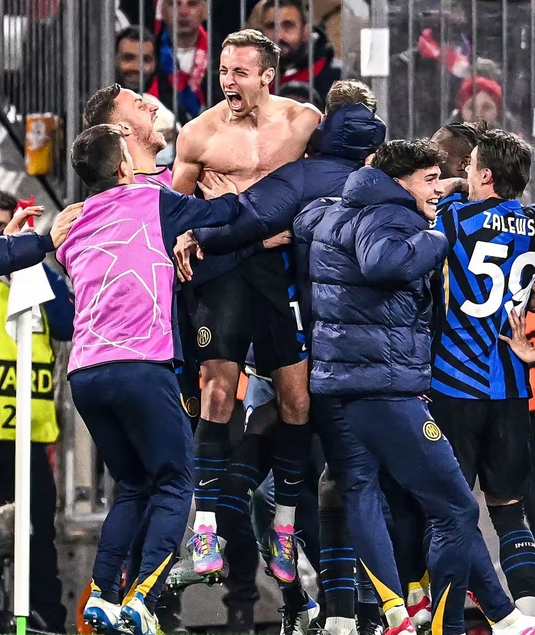 包含拜仁慕尼黑再度展示无敌之力，轻松击败弗赖堡保持不败纪录的词条