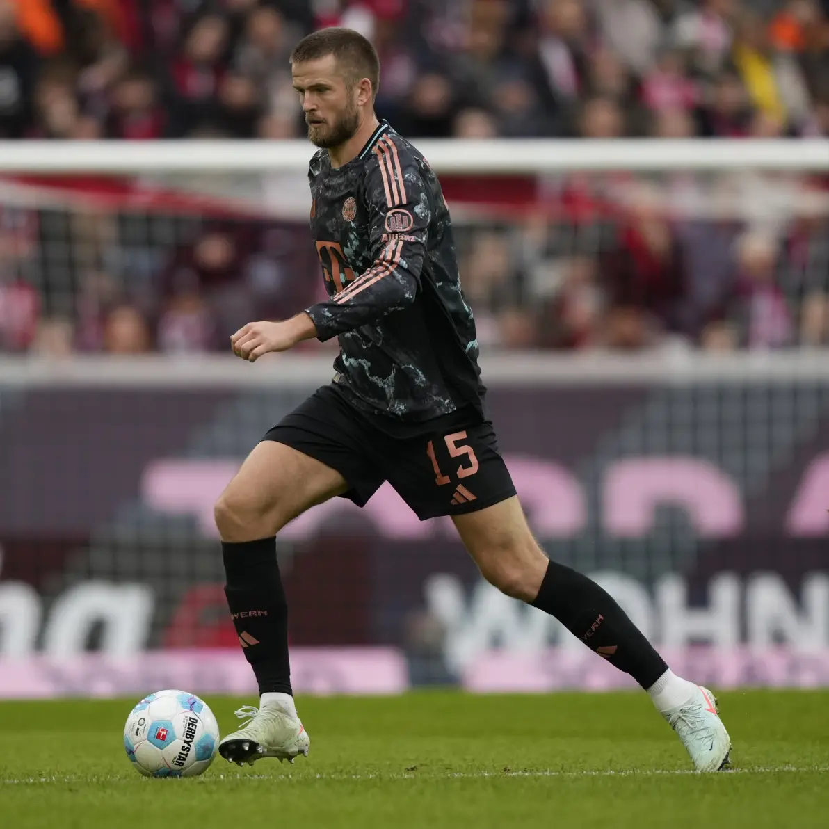 包含拜仁慕尼黑再度展示无敌之力，轻松击败弗赖堡保持不败纪录的词条