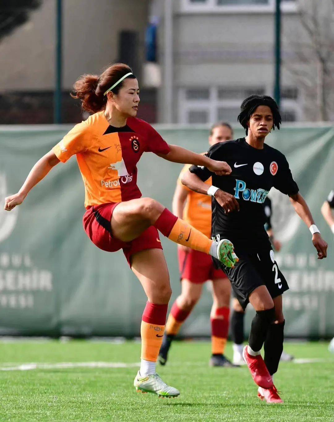 包含国际赛事独家报道：女足国家队斗志昂扬全力以赴的词条