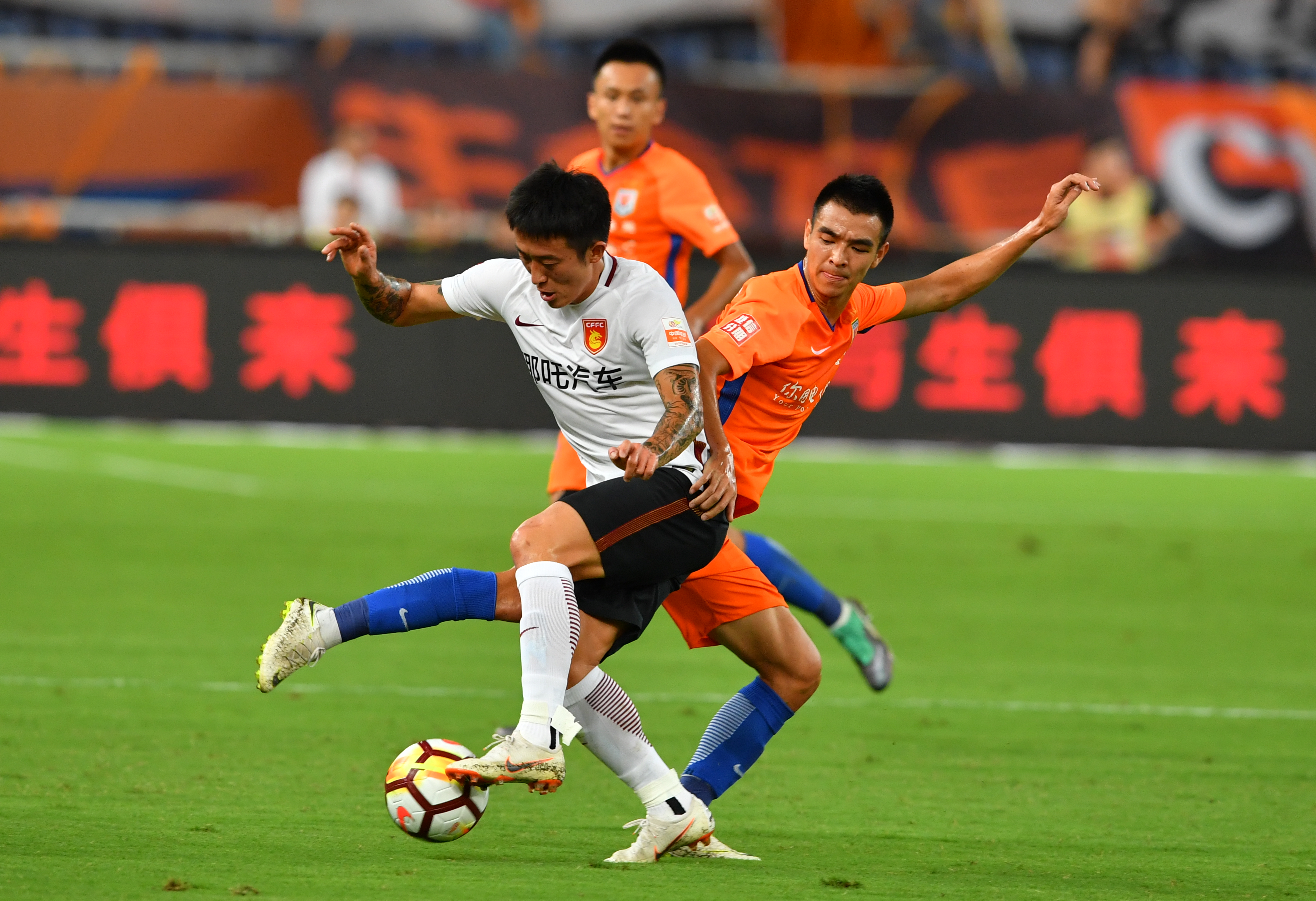 包含山东鲁能不敌河北华夏幸福，积分榜上略有下滑的词条