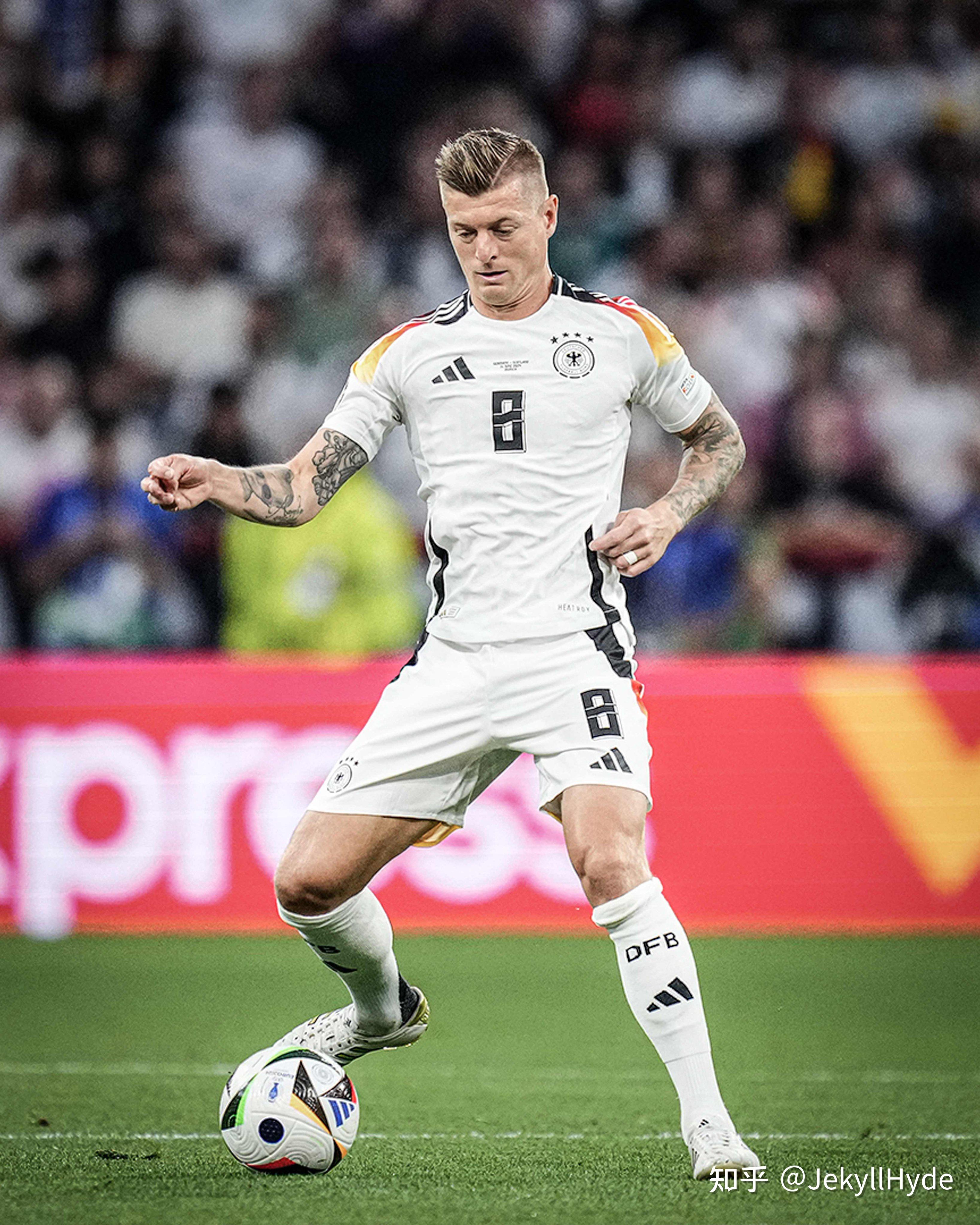 关于德国队在2024年欧洲杯预选赛中以优异战绩晋级决赛阶段的信息