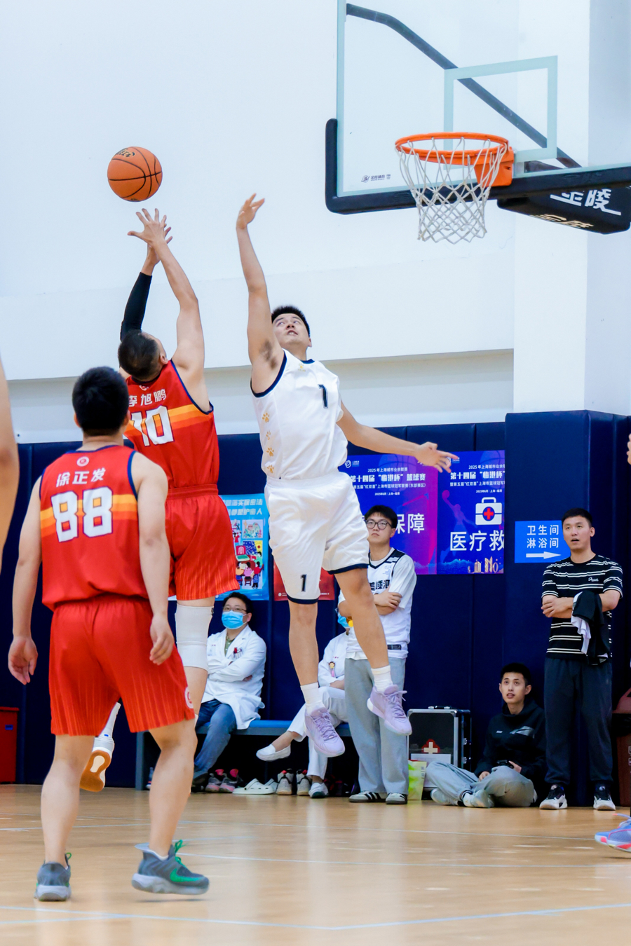 关于重磅篮球比赛即将打响，球场激烈拼搏精彩绝伦！的信息